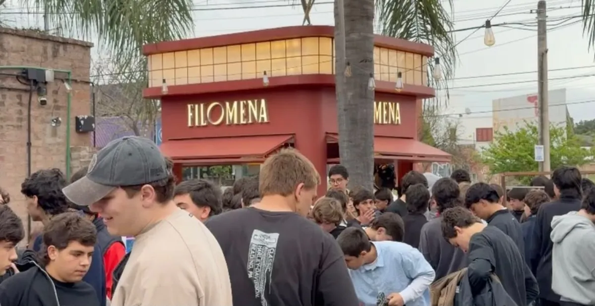 Un grupo de chicos reunidos frente al puesto de Filomena